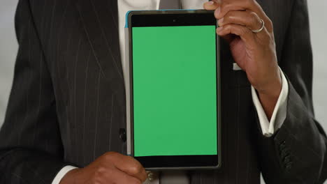 Cu-Mann,-Der-Tablet-Mit-Grünem-Bildschirm-In-Die-Kamera-Hält