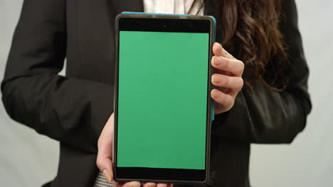 Cu-Frau-Hält-Tablet-Mit-Grünem-Bildschirm-In-Die-Kamera