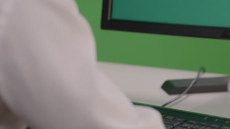 Cu-Mann-Tippt-Auf-Computertastatur-Auf-Grünem-Bildschirm