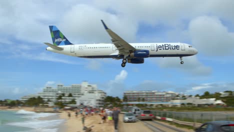 Jet-Blue-Avión-Landing-en-el-aeropuerto-SXM