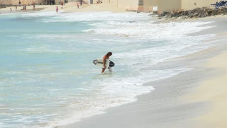 Skimboarders-en-la-playa-02