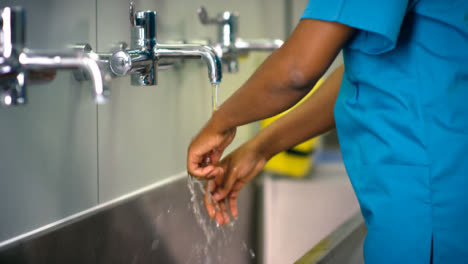 Female-médico-Worker-Rinsing-Hands