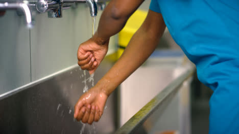 Female-médico-Worker-Washing-Hands