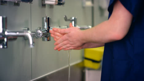 Männlicher-Arzt-Beim-Händewaschen