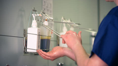 Male-médico-Worker-Using-Soap-Dispenser