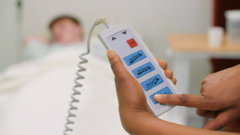 Cu-Krankenschwester-Mit-Krankenhausbett-Fernbedienung