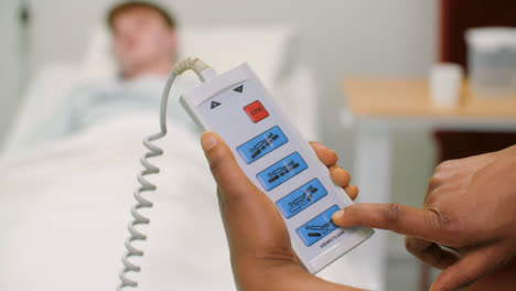 Enfermera-de-CU-utiliza-control-remoto-de-cama-de-hospital