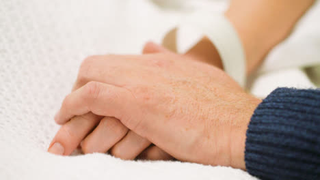 Cu-Krankenhauspatient-Und-Besucher-Halten-Händchen