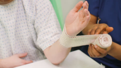 Cu-Krankenschwester-Verbindet-Verletztes-Handgelenk-Injured