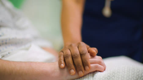 Cu-Krankenschwester-Hält-Geduldige-Hand