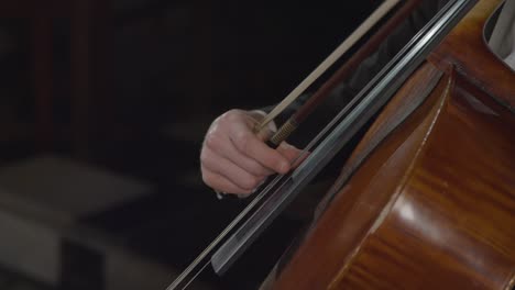 Cerrar-cuerdas-masculinas-violonchelista