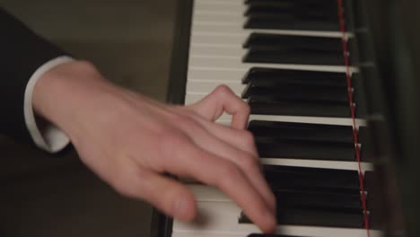 Neigen-Sie-Die-Hände-Eines-Männlichen-Pianisten,-Der-Klavier-Spielt,-Aus-Der-Nähe
