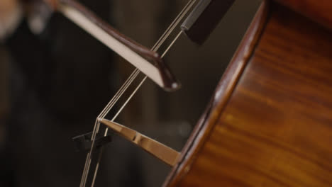 Extreme-Close-Up-Violonchelista-Tocando-El-Violonchelo