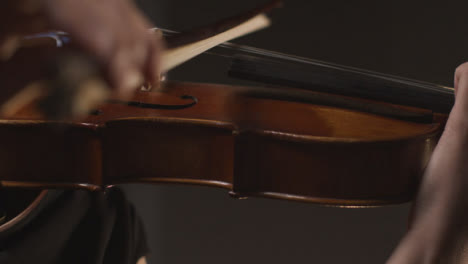 Close-Up-Bow-Playing-Violin