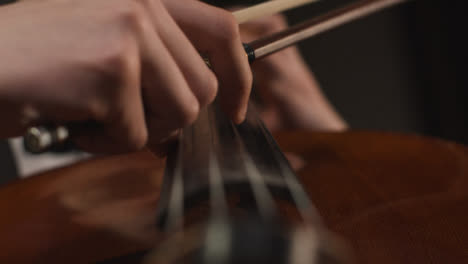 Hände-Eines-Männlichen-Cellisten,-Der-Saiten-Auf-Dem-Cello-Zupft