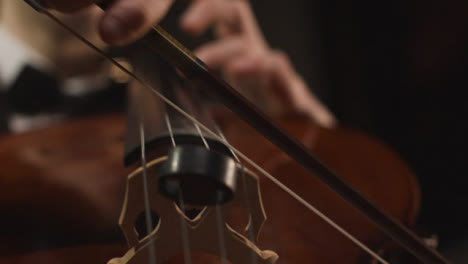 Nahaufnahme-Hände-Und-Bogen-Eines-Männlichen-Cellisten,-Der-Cello-Spielt