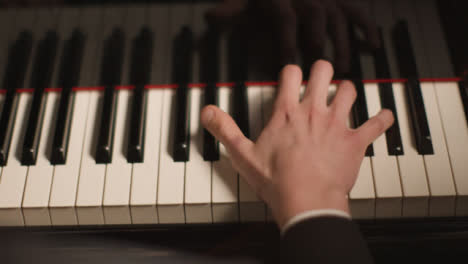 Hände-Eines-Männlichen-Pianisten,-Der-Klavier-Spielt