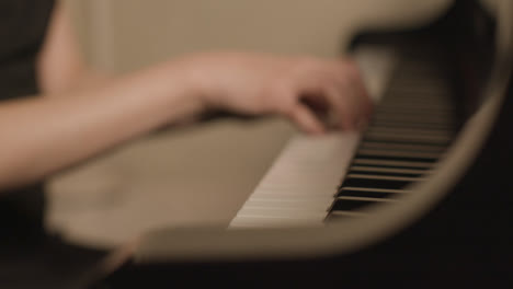 Seitenansicht-Der-Hände-Einer-Pianistin-Während-Einer-Aufführung