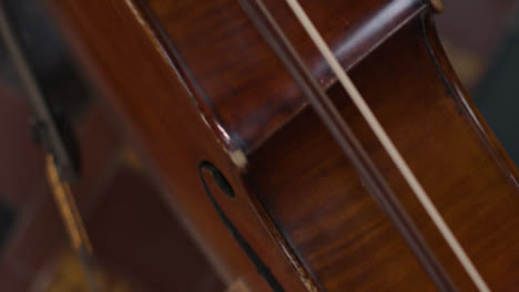 Cello-Auf-Der-Seite-Liegend-Mit-Bogen