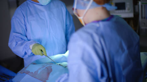 Zwei-Chirurgen,-Die-Einen-Patienten-In-Der-Chirurgie-Operieren