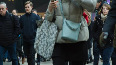Pedestrians-Walking-In-Busy-London-Street,-Daytime