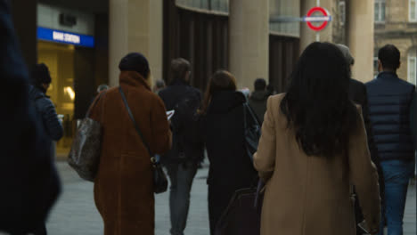 Vista-trasera-de-los-peatones-caminando-en-la-concurrida-calle-de-Londres,-durante-el-día