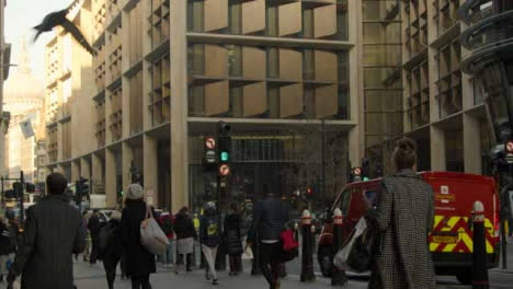 Pedestrians-And-Traffic-In-Busy-London-Street,-Daytime