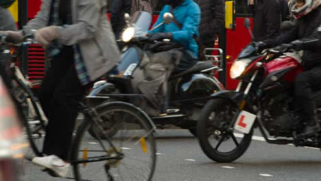 Ciclistas-y-tráfico-en-una-concurrida-calle-de-Londres,-durante-el-día