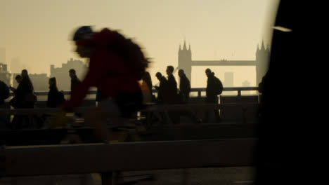 Fußgänger-Und-Verkehr-Auf-Der-London-Bridge