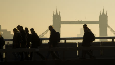 Fußgänger-Zu-Fuß-über-Die-London-Bridge-Mit-Verkehr