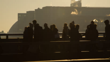 Fußgänger-überqueren-Die-London-Bridge-Mit-Verkehr