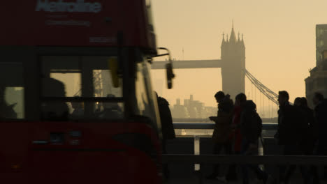 Fußgänger-Und-Busse-überqueren-Die-London-Bridge