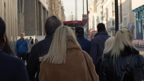 Pedestrians-Walking-In-Busy--London-Street,-Daytime