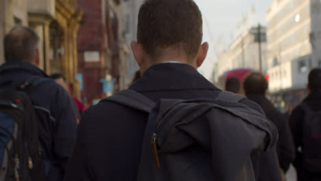 Siguiendo-a-los-peatones-en-la-concurrida-calle-de-Londres