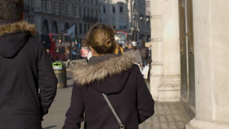 Gente-caminando-en-el-centro-de-Londres,-durante-el-día