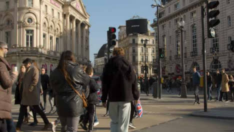 Peatones-cruzando-la-calle-Londres