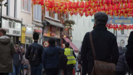 Peatones-caminando-en-el-barrio-chino,-la-calle-del-centro-de-Londres,-borrosa