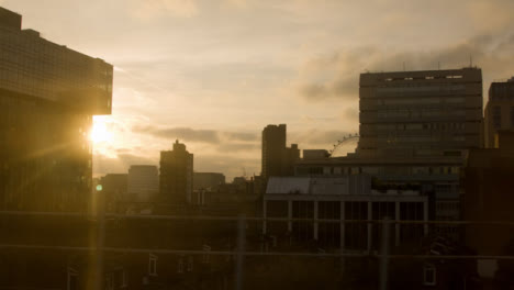 Londoner-Skyline-Bei-Sonnenuntergang-Vom-Fahrenden-Zug