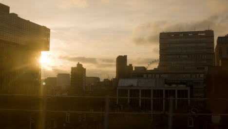 Skyline-de-Londres-al-atardecer-del-tren-en-movimiento