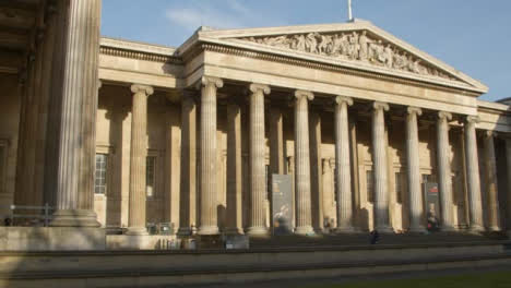 Pan-de-entrada-principal-del-Museo-Británico-de-Londres