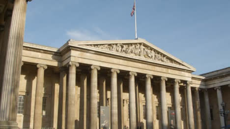 Incline-hacia-abajo-la-entrada-principal-del-Museo-Británico-de-Londres