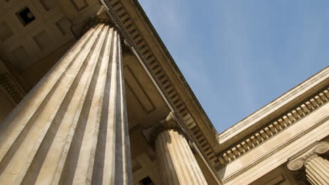 Incline-grandes-columnas-en-el-Museo-Británico-de-Londres