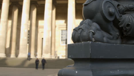 Detalle-de-la-estatua-fuera-del-Museo-Británico-de-Londres