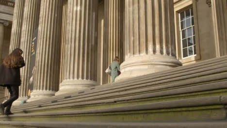 Low-Angle-View-Menschen-Zu-Fuß-Stufen-Im-British-Museum-London