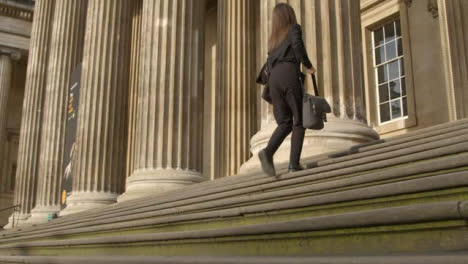 Low-Angle-View-Frau-Zu-Fuß-Stufen-Im-British-Museum-London