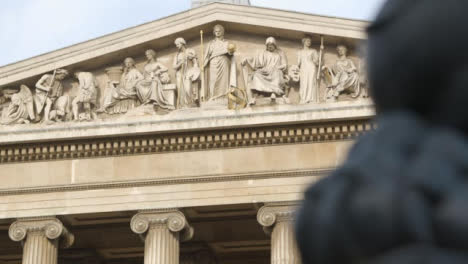 Ziehen-Sie-Den-Fokus-Der-Statue-Und-Architektonischen-Details-Im-Britischen-Museum-London