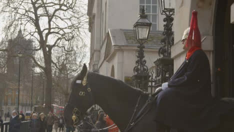 Pferd-Wachen-Der-Haushaltskavallerie-In-Whitehall-Central-London-Hochkippen