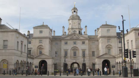 Plano-general-de-la-entrada-al-desfile-de-los-guardias-de-caballos-Whitehall-Central-London