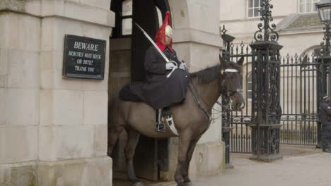 Guardia-de-caballos-de-servicio-en-Whitehall-Central-London