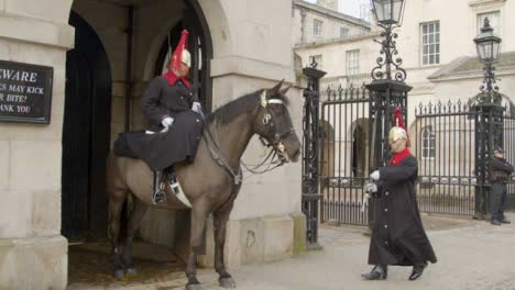 Guardia-marchando-y-comprobando-el-caballo-de-guardia